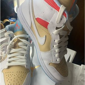 Jordan 1 women’s (mid)